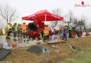Bayern: 5 Verletzte → Pkw fährt auf Traktor-Gespann auf und bleibt schräg auf zerstörtem Anhänger hängen