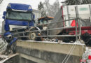 Schweiz: Zwei Verletzte bei Kollision Lkw und Traktor