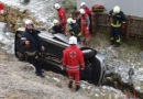 Stmk: Pkw über Böschung → Person über Windschutzscheibe befreit