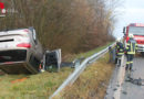 Oö: Unfall mit drei Pkw in Diersbach → Auto am Dach