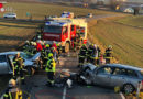 Oö: Eingeklemmter Lenker nach Pkw-Frontalkollision in Münzkirchen