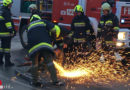 Nö: Feuerwehr entfernt ramponierte Straßenlaterne