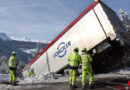 Schweiz: Sattelschlepper rutscht über Böschung und kollidiert mit Wohnhaus