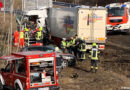 Nö: Zwei Eingeklemmte bei Unfall mit zwei Lkw und vier Pkw in Hollabrunn