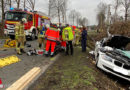 D: Harvester-Arm “rasiert” Auto ab  → zwei Schwerverletzte