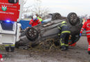 Oö: Feuerwehr befreit Frau aus am Dach liegenden Auto in Weißkirchen