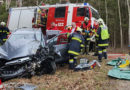 Nö: Rettung und Feuerwehr retten Schwerverunfallte aus demoliertem Fahrzeug