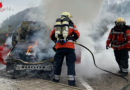 Schweiz: Motorbrand vernichtet Pkw auf Autobahn-Rastplatz