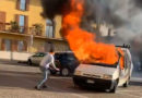 Autos in Flammen → Fahrzeug rollt gegen Wohnhaus – und vorerst keine Feuerwehr