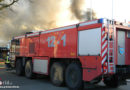 D: Flughafenlöschfahrzeug unterstützt Großbrand-Einsatz bei ehemaligem Geschäftshaus
