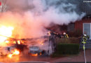 D: Doppel-Carport vor Wohnhaus in Vollbrand