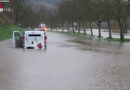 D: Schilder missachtet → Fahrzeug steckt im Hochwasser