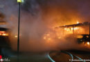 D: Carport und sieben Fahrzeuge in Flammen