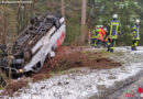 D: Pakettransporter kam von Fahrbahn ab und blieb kopfüber liegen