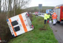 D: Rettungsfahrzeug stürzt bei Einsatzfahrt über Böschung