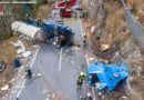Oö: Milchtankwagen prallt gegen Felswand → Fahrerhaus abgerissen, Lenker tot