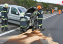 Nö: Pkw touchiert auf A 2 mit voller Wucht die Leitschiene & Person in Notlage