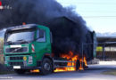 Ktn: Lkw geriet in 20 KV Stromleitung → Fahrzeug brennt, eingeschlossene Person