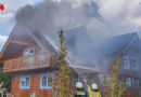 D: Dachstuhlbrand → Feuer zerstört Holzhaus, 24 AS-Trupps im Einsatz