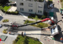 Schweiz: Lastwagenkran in Pfeffingen bei Entladevorgang umgekippt