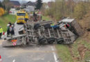 Nö: Lkw samt Anhänger und Bagger in Vestenthal umgestürzt