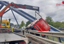 Oö: Kleinlaster in Schräglage auf Brücke in Ansfelden