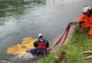 Schweiz: 1,2 Tonnen Bauwalze mit Hubschrauber aus Aare geborgen