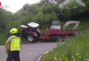 Nö: Traktor-Anhänger-Gespann mit Bagger auf Böschung