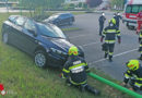 Stmk: Auto landet nach Kollision mit Lichtmast auf Böschung