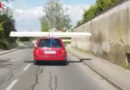 Verkehrssicherheit → Holzstaffeltransport auf Pkw im Querformat!