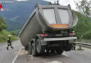 Ktn: Lkw verliert mit Schotter beladenen Auflieger