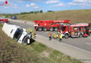 Nö: Abzuschleppender Lkw liegt voll beladen auf der Autobahnböschung