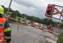 Oö: Auto kracht in Zaun → Verkehrsunfall bei Bahnübergang in Piberbach