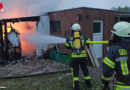 D: Brennender Holzanbau einer Garage in Bedburg-Hau