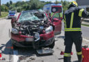 Oö: Auto kracht auf B 131 gegen Ladewagen → Lenker schwer verletzt