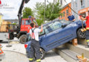 Oö: Feuerwehr musste Auto von Sitzstufen am Martkplatz in Gallneukirchen heben