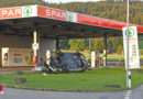 Schweiz: Auto gegen Spar-Tankstelle katapultiert