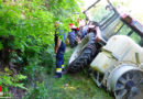 Nö: Traktor aufgrund ausgespülten Lochs in Schräglage