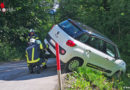 Oö: Pkw in Bad Ischl auf Bankett in massiver Schräglage