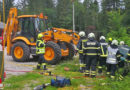 Oö: Auto gegen JCB geprallt → kniffliger Übungsabend bei der HFW Bad Ischl