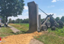 D: Anhänger mit Sand hebt sich, gabelt an Baum ein → Traktor-Überschlag