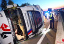 Oö: Sattelzug mit 20 Tonnen Käse auf Westautobahn umgestürzt