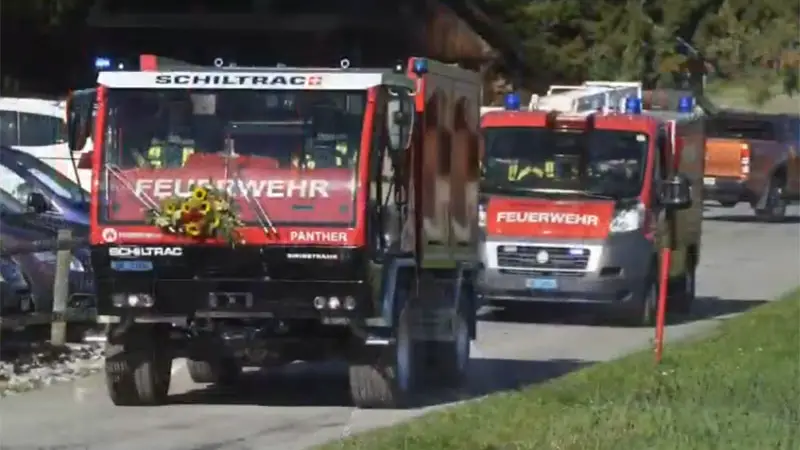 File:Preßluftfanfaren an einem Feuerwehrkran Magirus F 250 D 25 A