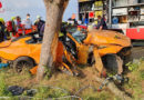 D: Ford Mustang gegen Baum → zwei Eingeklemmte