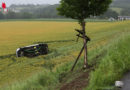 Oö: Kleintransporter bei Wallern über Böschung in Feld gestürzt