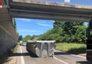 Schweiz: Muldenkipperverlust nach Kollision mit Fußgängerbrücke