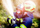 Oö: Feuerwehr Burgkirchen übt mit Unterstützung von Landwirten den Waldbrand
