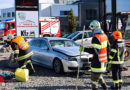 Oö: Pkw in Eberschwang gegen Steine bei Autohaus geprallt → 1 Toter