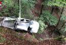 Schweiz: Mit Transporter überschlagend in steile Schlucht gestürzt → Lenkerin hatte Glück