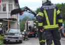 Oö: Oldtimer krachte gegen Balkonstützen & Bus verursacht Dieselspur in Bad Ischl